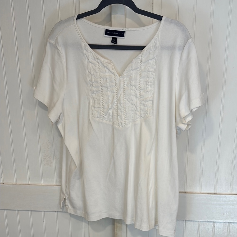 Karen Scott short sleeved White Top w/ pretty front panel size XL